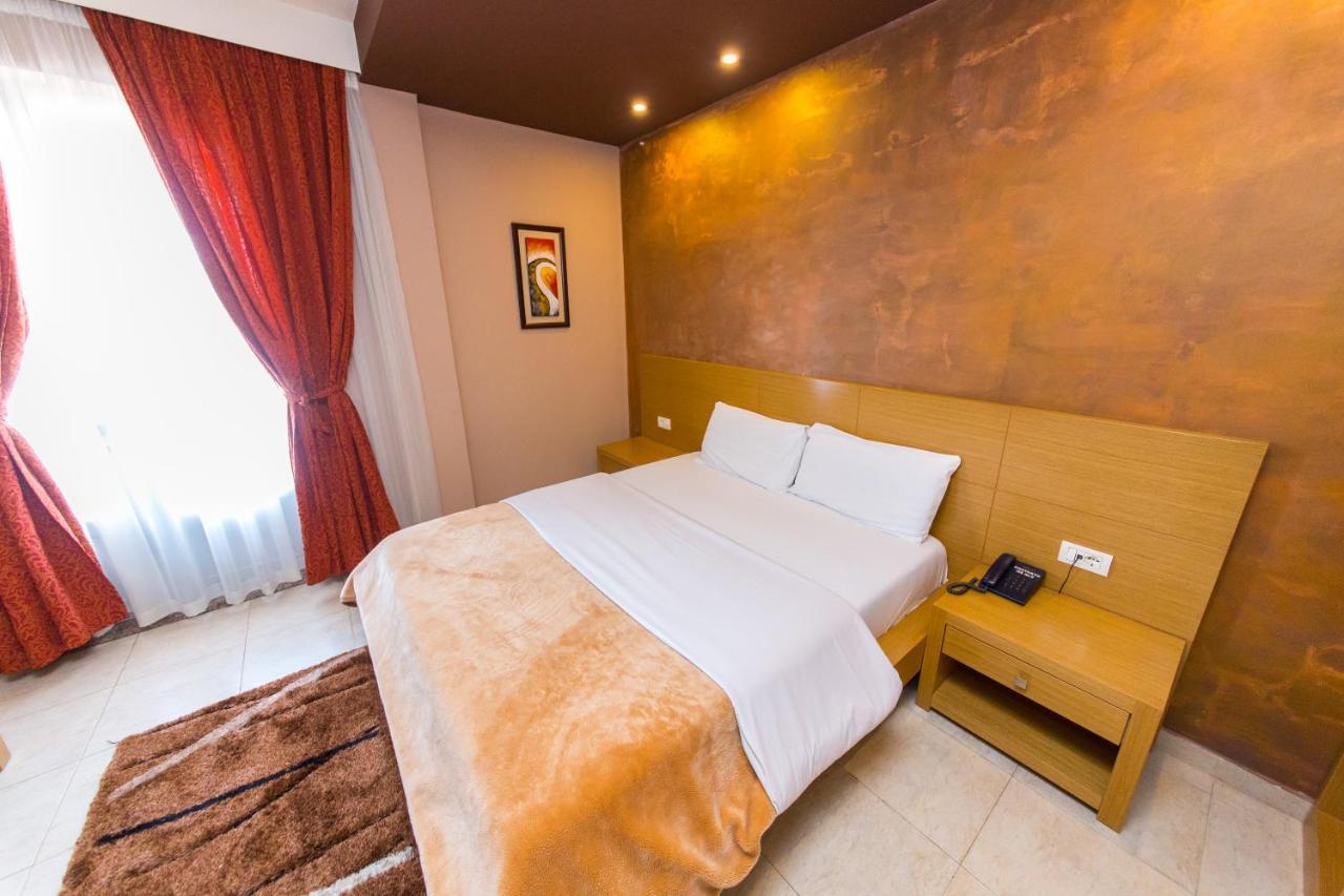 Hotel Denver Тирана Екстер'єр фото