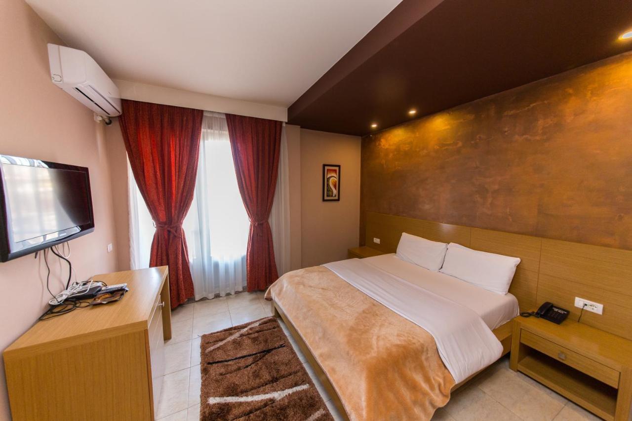 Hotel Denver Тирана Екстер'єр фото