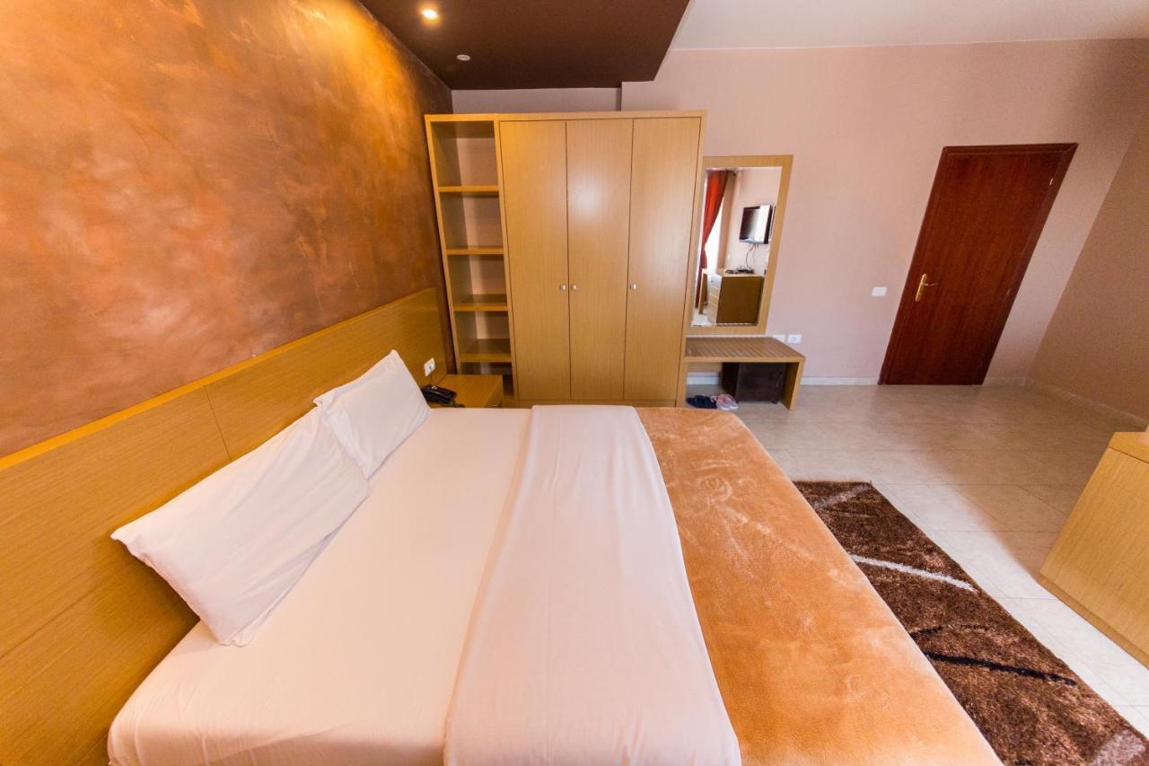 Hotel Denver Тирана Екстер'єр фото