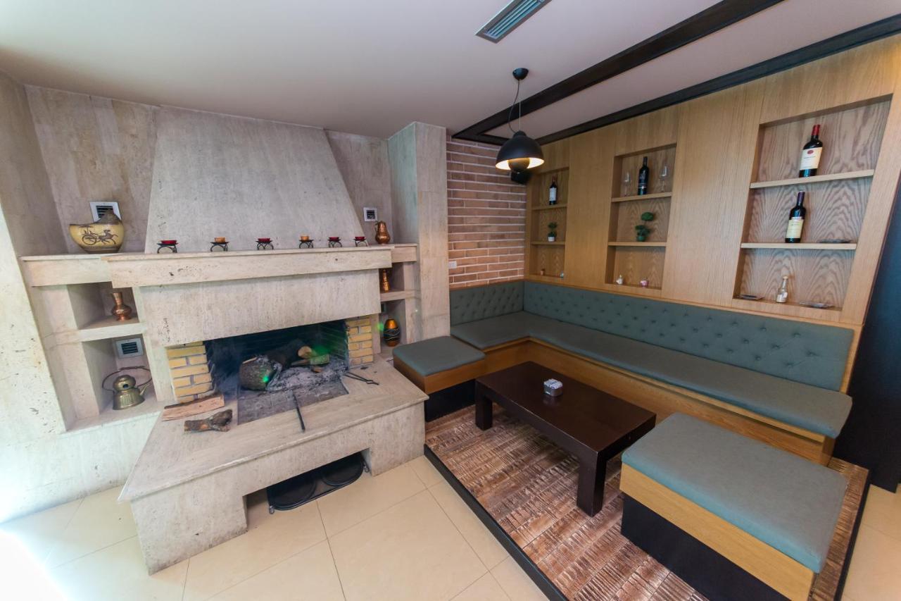 Hotel Denver Тирана Екстер'єр фото