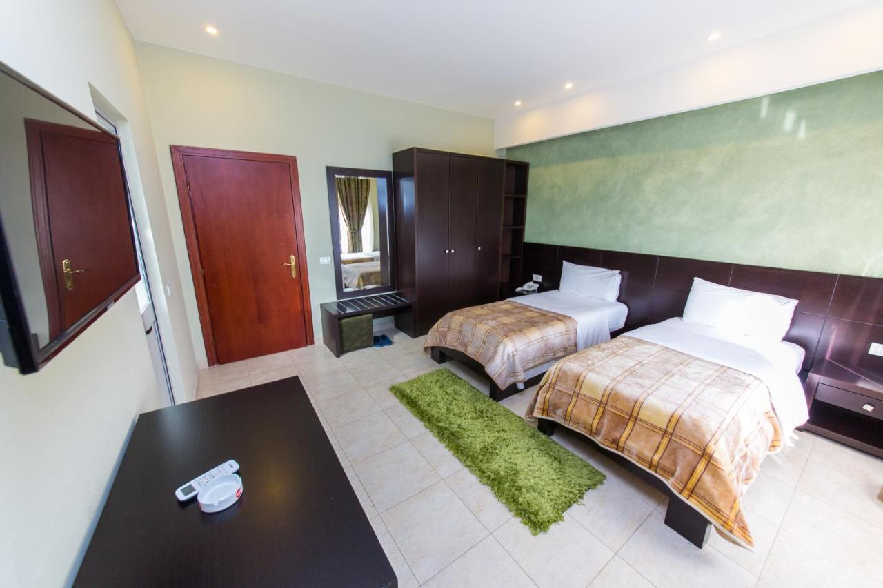 Hotel Denver Тирана Екстер'єр фото