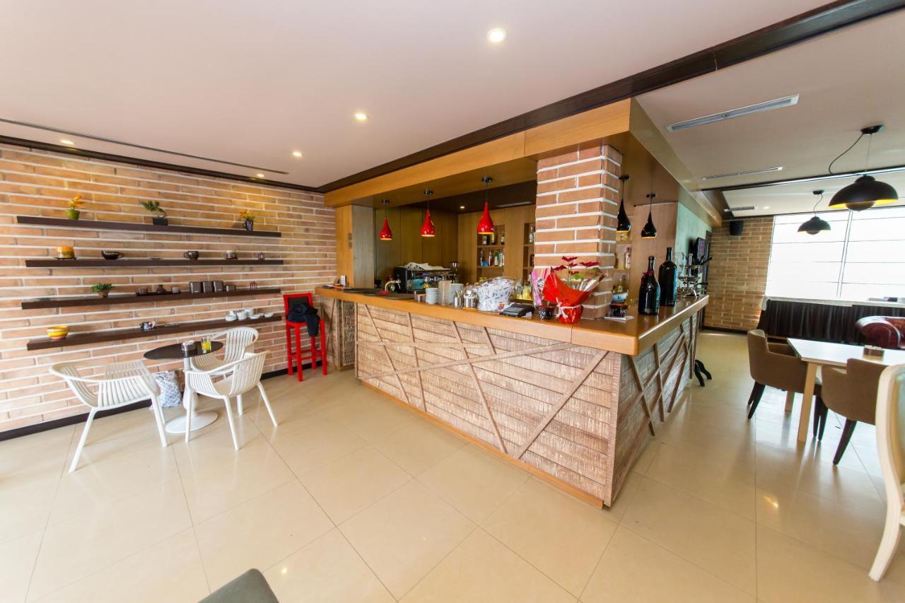 Hotel Denver Тирана Екстер'єр фото