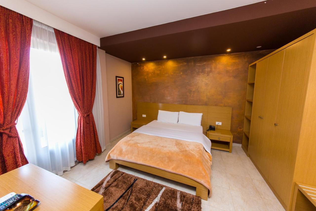 Hotel Denver Тирана Екстер'єр фото