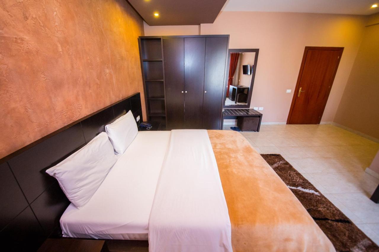Hotel Denver Тирана Екстер'єр фото