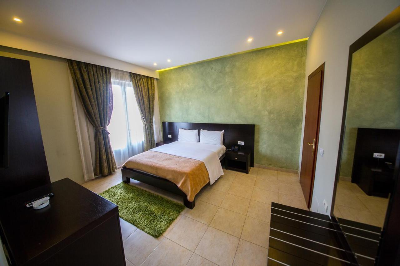 Hotel Denver Тирана Екстер'єр фото
