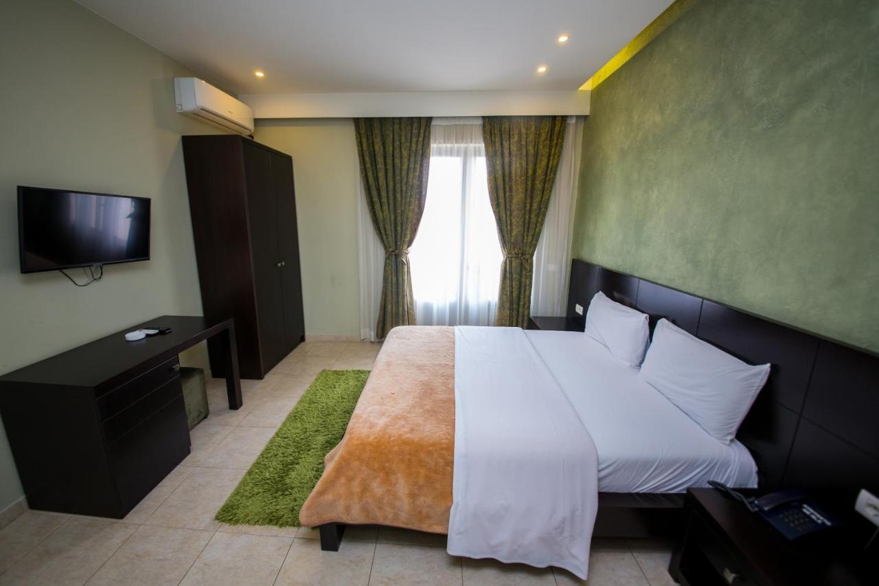 Hotel Denver Тирана Екстер'єр фото