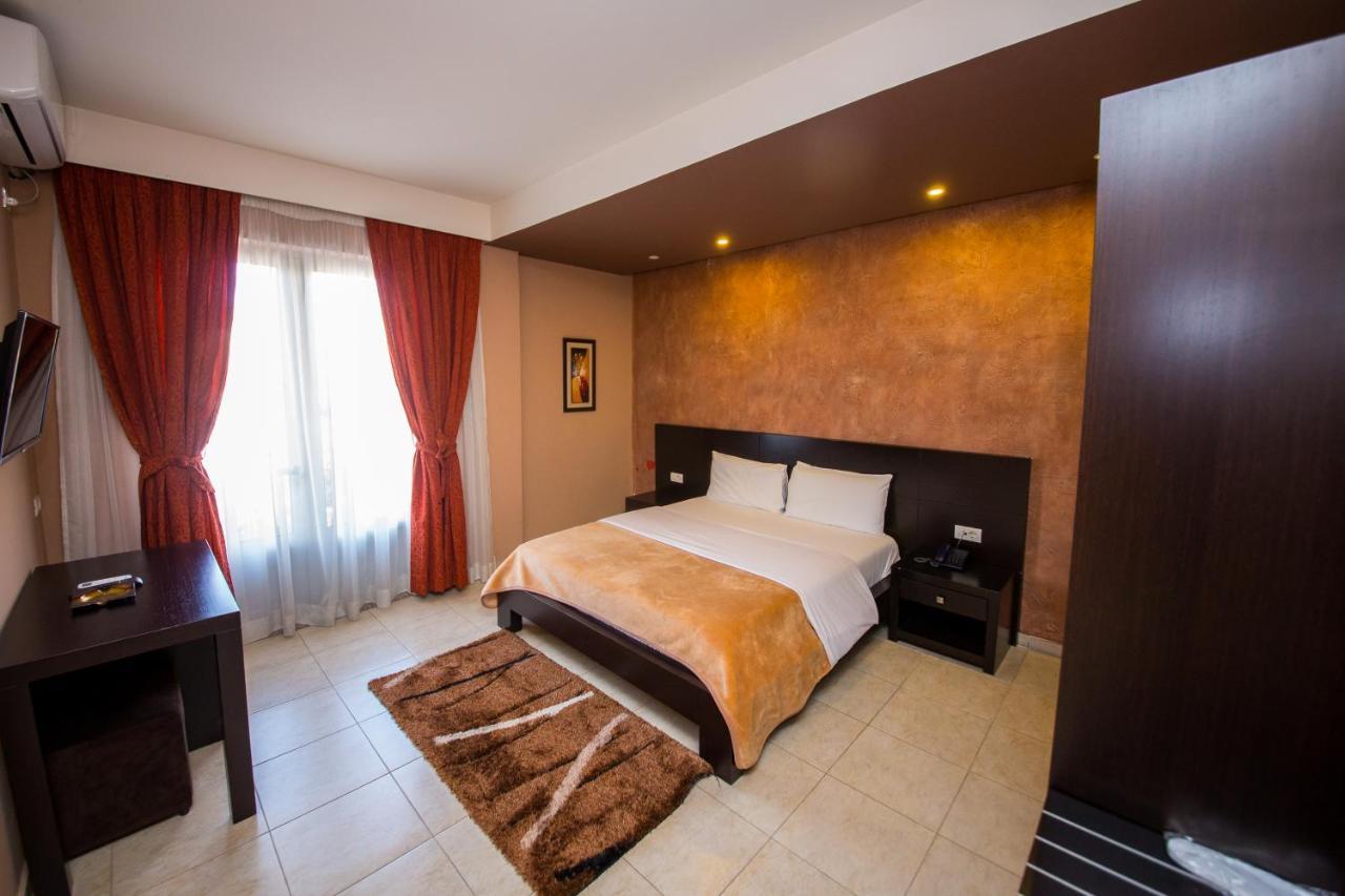 Hotel Denver Тирана Екстер'єр фото