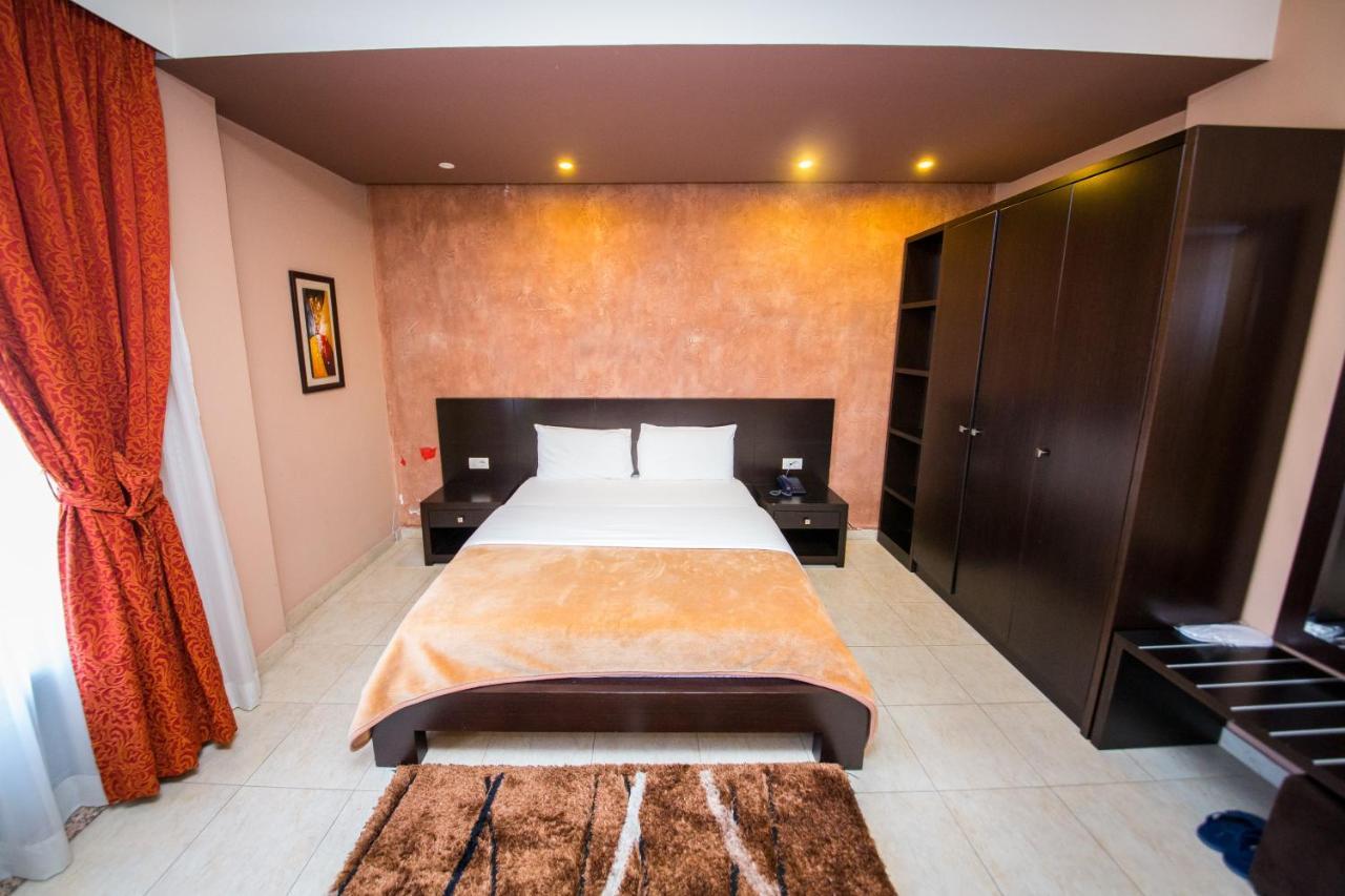 Hotel Denver Тирана Екстер'єр фото